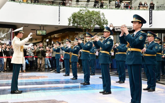 К 80-летию Великой Победы оркестр исполнил песни военных лет в Астане