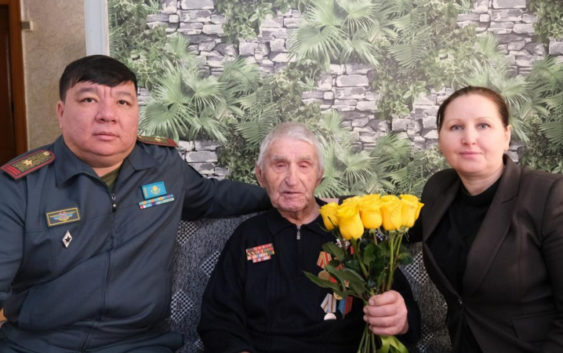 В Павлодаре военнослужащие поздравили ветерана Великой Отечественной войны с 99-летием