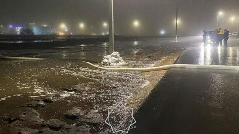 "А вода по асфальту рекой" - в Уральске талой водой затопило дорогу