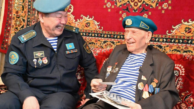 Столетний ветеран-десантник поздравил казахстанцев с Днем благодарности