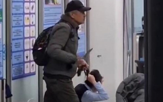 В аэропорту Алматы мужчина взял в заложники сотрудницу службы досмотра