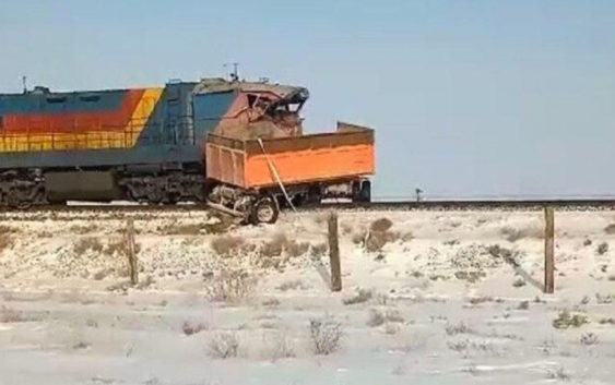 Железнодорожная авария в Казахстане: с рельсов сошли локомотив и 11 вагонов