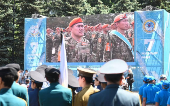 Тысячи алматинцев собрались в парке 28 гвардейцев-панфиловцев для просмотра парада Победы