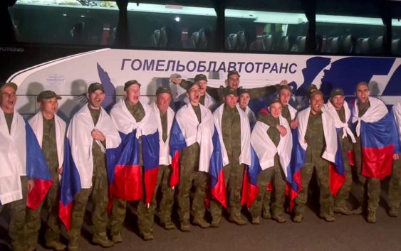 Минобороны РФ показало видео с вернувшимися из плена российскими военными