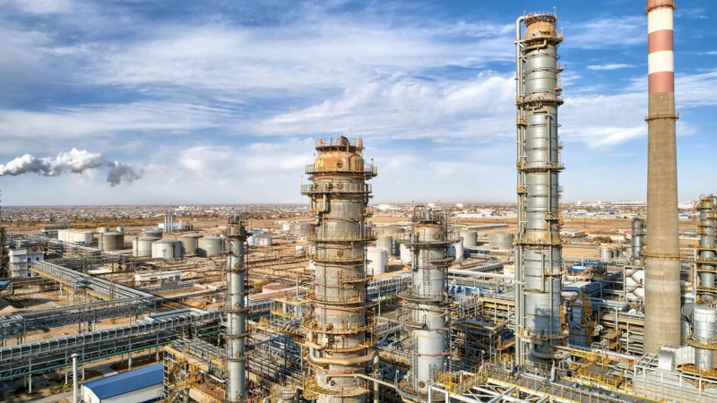 ЧП в Казахстане: на Атырауском НПЗ были вынуждены направить газ на факельное сжигание