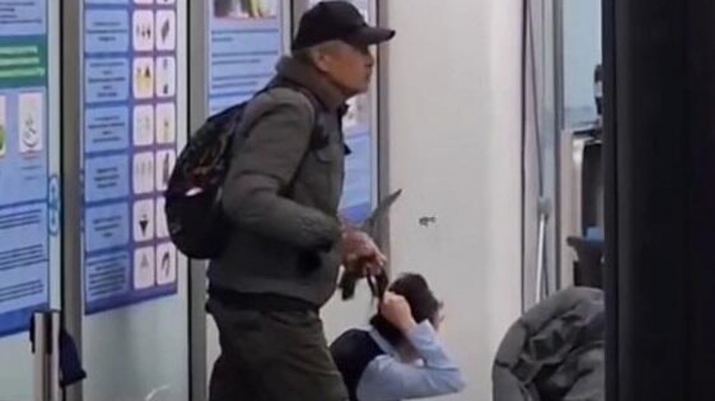 Токаев наградил мужчину, обезоружившего злоумышленника в аэропорту Алматы, медалью