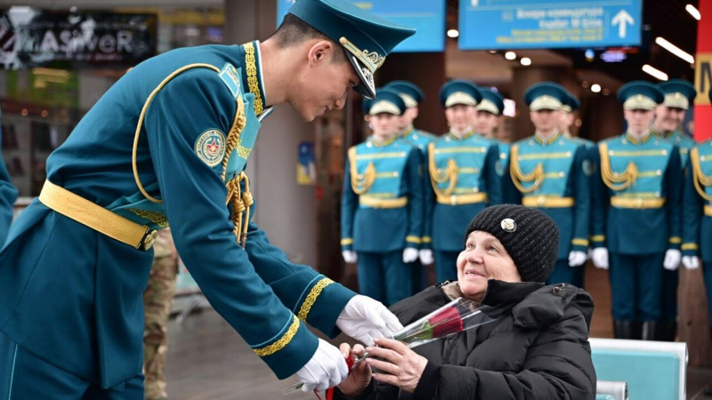 Военные музыканты поздравили казахстанских женщин с 8 Марта 
