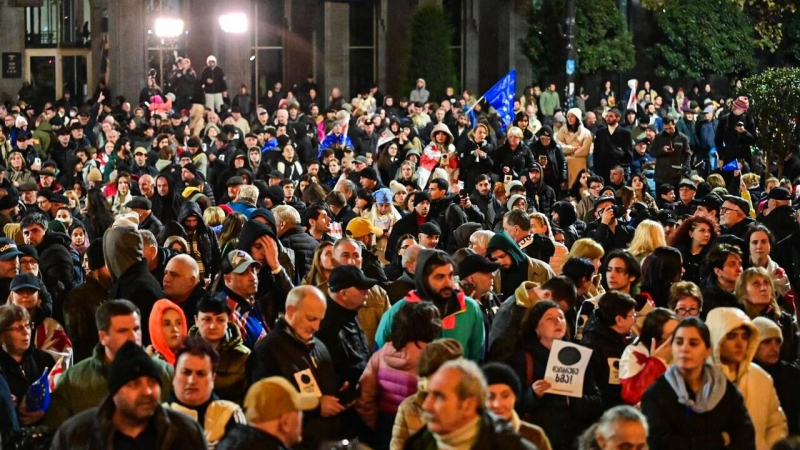 Запад пытается устроить в Грузии цветную революцию, считает эксперт